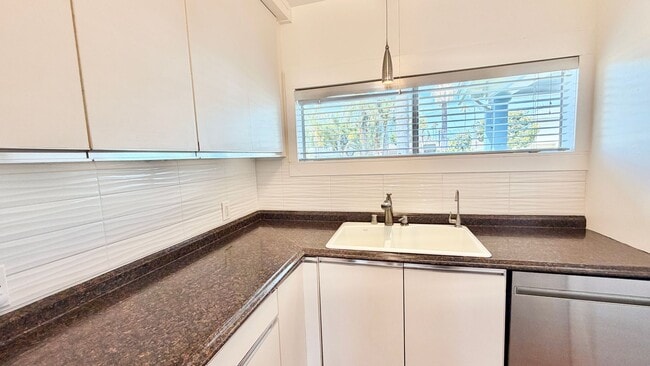 Building Photo - Darling Single Story Home, Blocks from the Beach, Amazing Location, & Close to Everything!