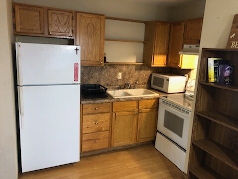 Building Photo - 2832 S 31st Ave