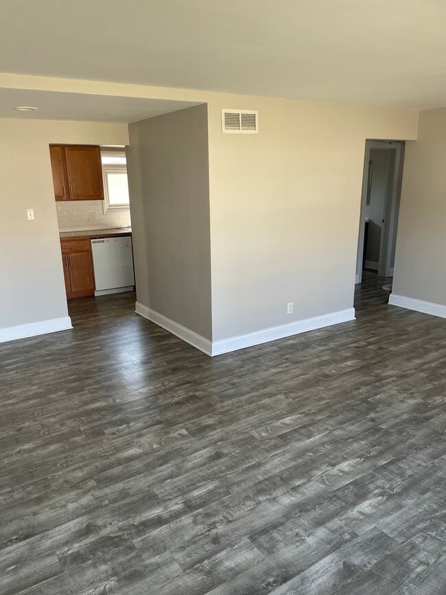 Building Photo - 4 bedroom 1 bath house