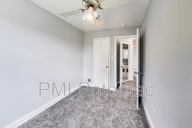 Building Photo - 3905 9th St SE