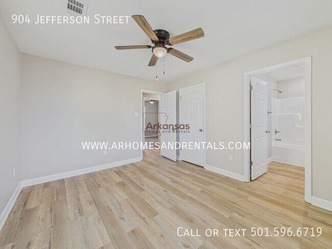 Building Photo - 904 Jefferson St