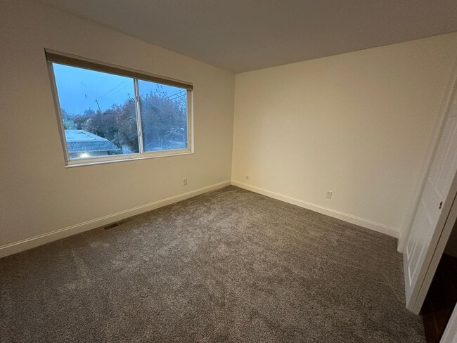 Building Photo - Lease break: Single Story Duplex