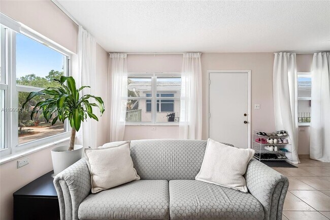 Building Photo - 1824 Monroe St