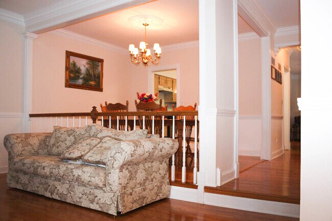 Building Photo - 648 W Parkside Dr