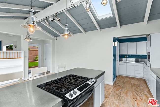 Building Photo - 8176 La Jolla Shores Dr