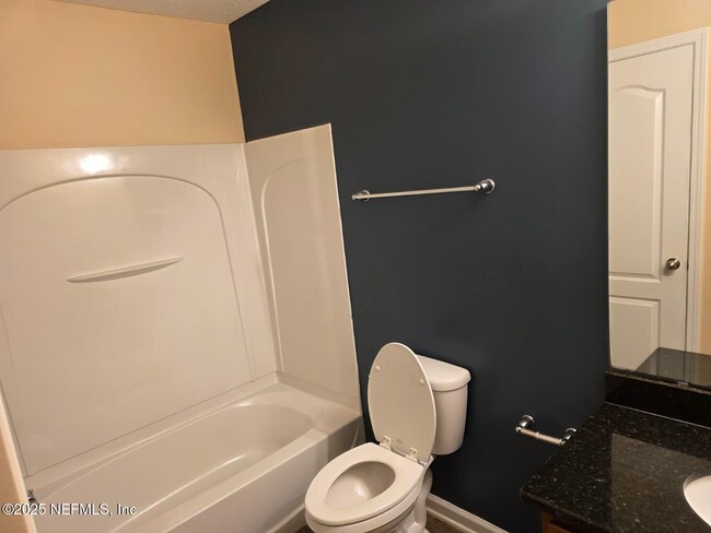 Building Photo - 498 Walnut Dr