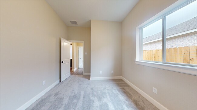 Building Photo - 122 Hazelnut Dr
