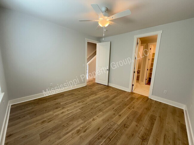 Building Photo - 703 Miramar Ln