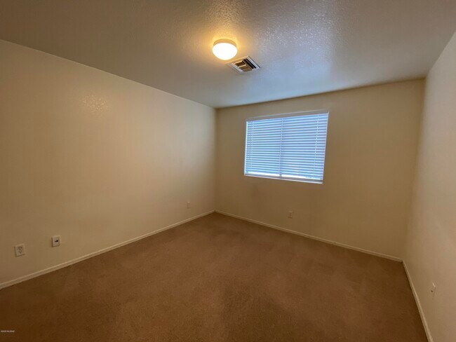 Building Photo - 1251 E Weimer Cir