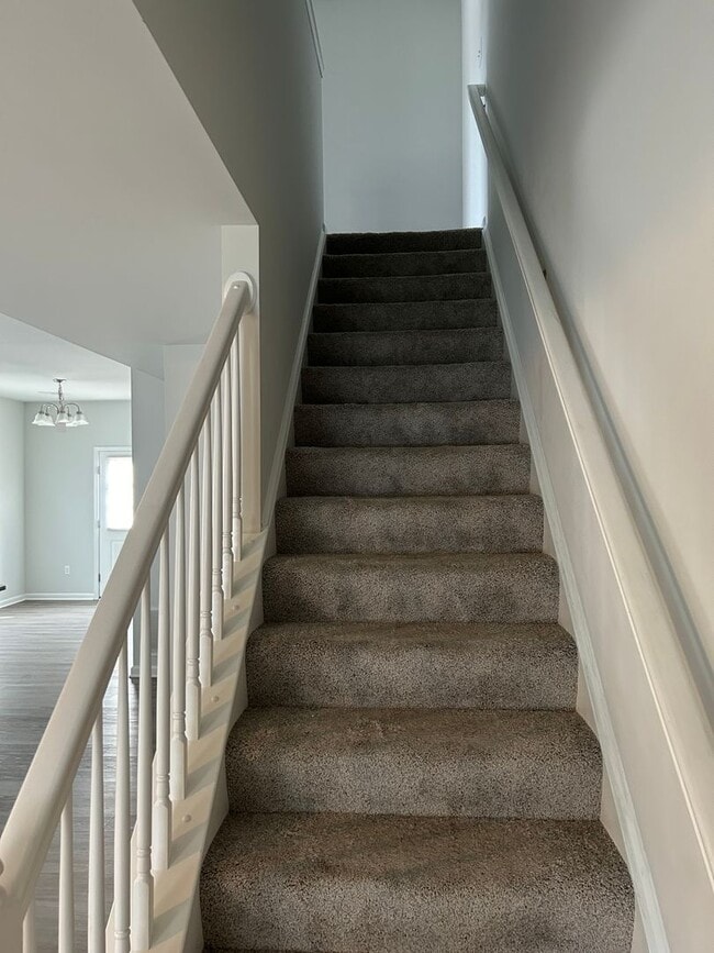 Building Photo - Like new 3 bedroom 2.5 bath townhouse