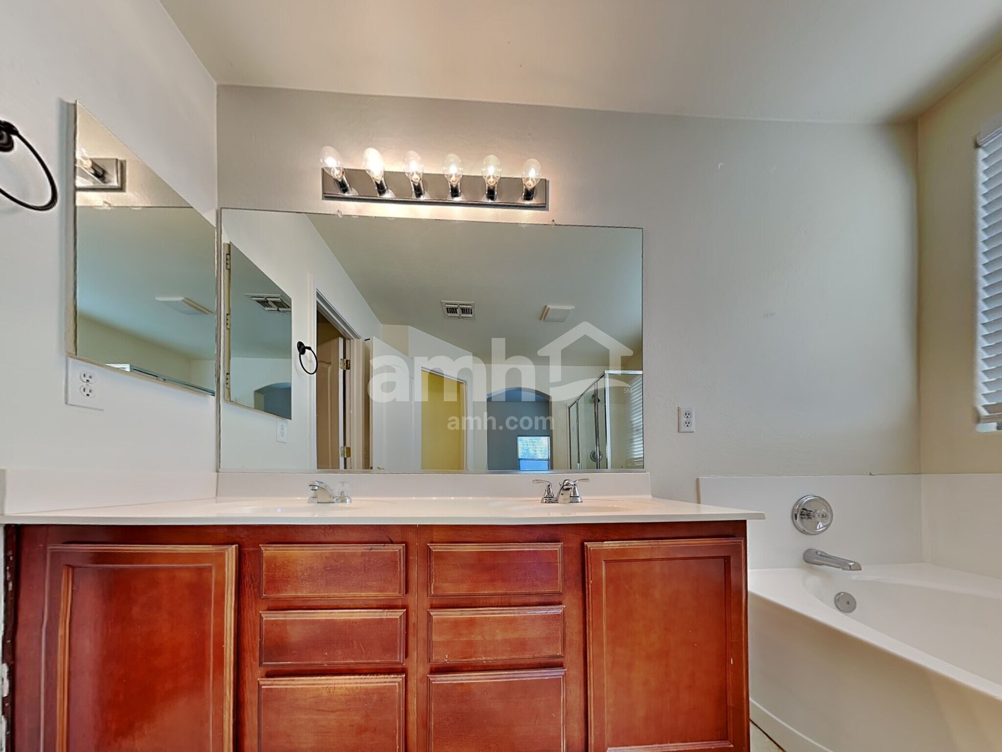 Building Photo - 2033 W Vineyard Plains Dr