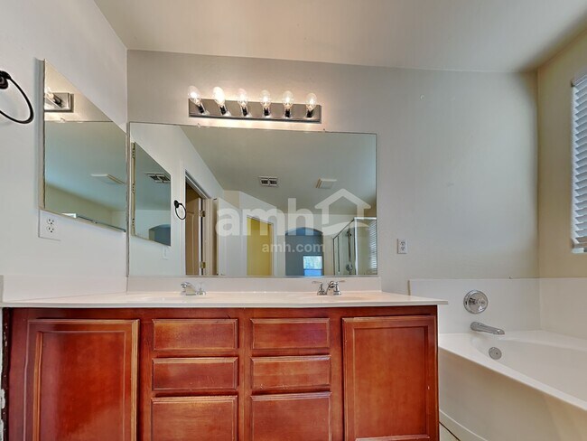 Building Photo - 2033 W Vineyard Plains Dr