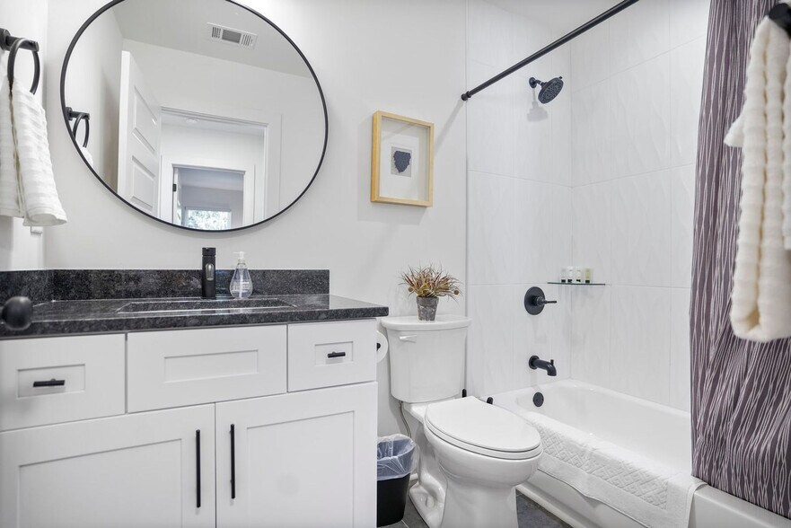 Building Photo - 975 Shadowridge Dr SE