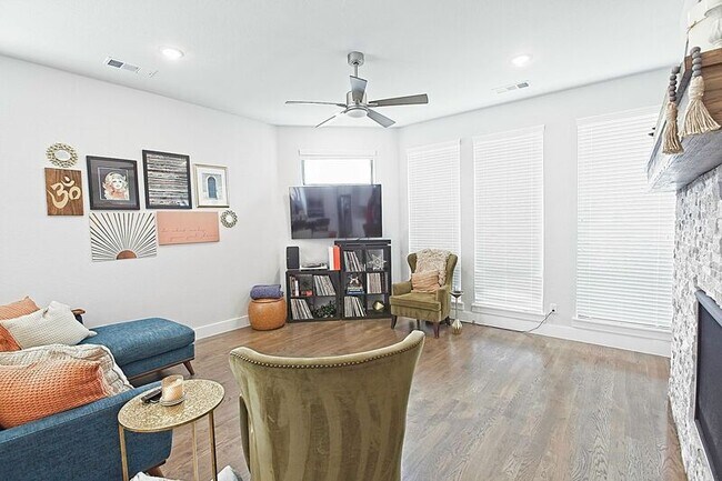 Building Photo - 1405 Bronson Ct