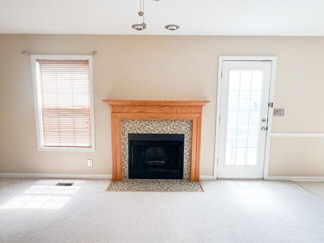 Building Photo - 3 Bedroom 2 1/2 Bathroom Home with fenced ...