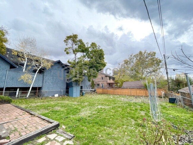Building Photo - 1224 E 2nd Ave