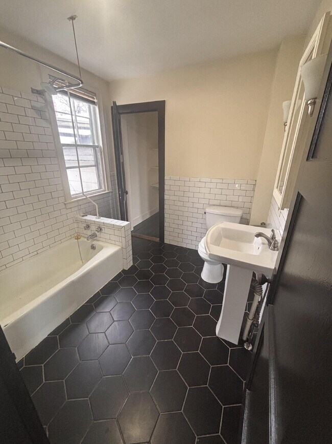 Building Photo - Spacious 2+ Bedroom in Prime Brunswick Location