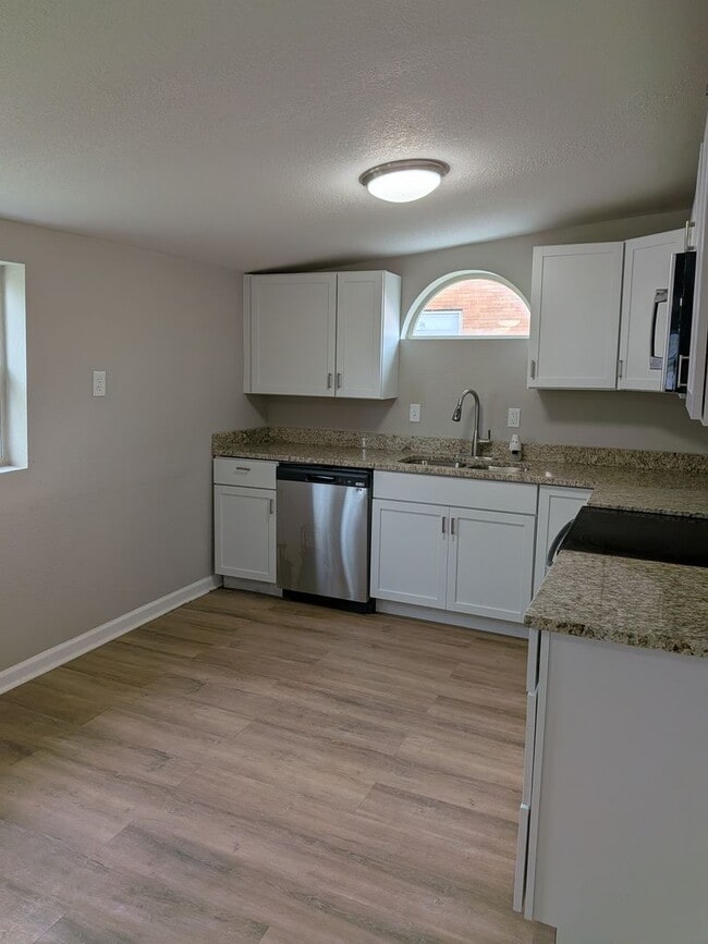 Building Photo - Cool 3 bed 2 bath House in Jeff City