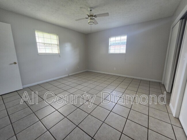 Building Photo - 215 S Kimbrel Ave