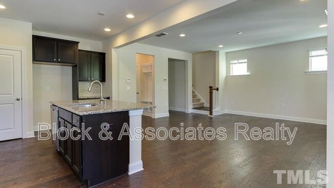 Building Photo - 213 Begen St