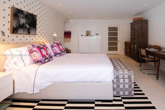 Building Photo - 1800 NE 114th St