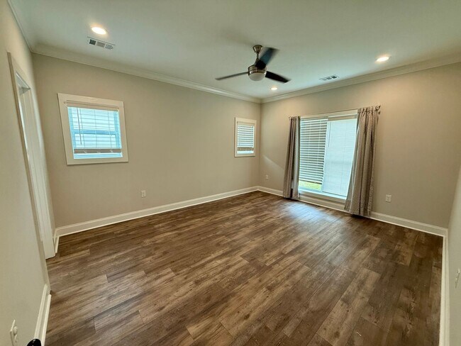 Building Photo - 330 Orion St