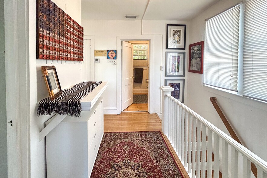 Building Photo - 321 11th St