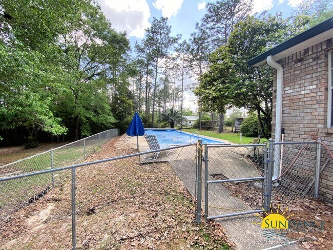 Building Photo - Beautiful 4 Bedroom Home in Crestview