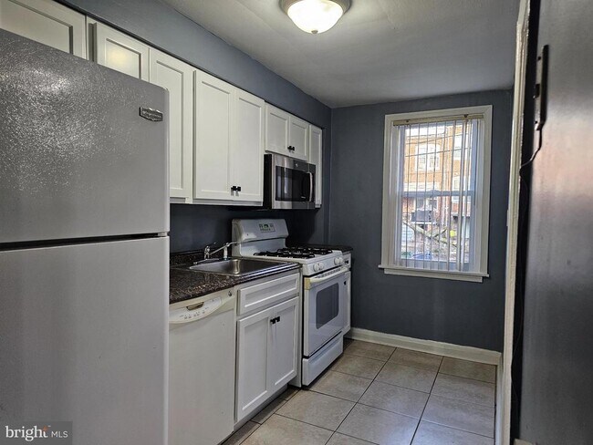 Building Photo - 3238 Westmont Ave