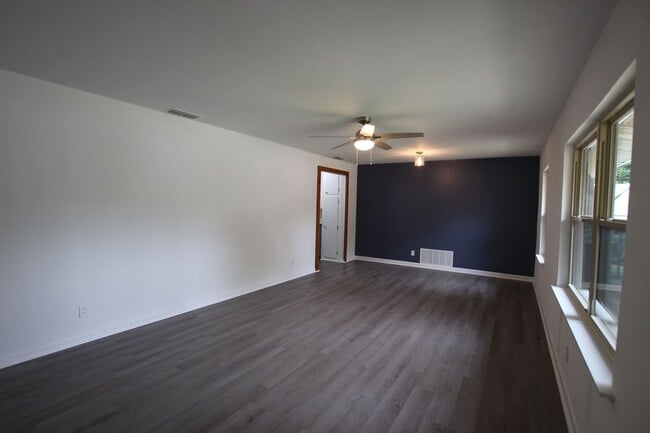 Building Photo - Adorable 3 Bed 2 Bath in Tyler with TWO Living Spaces! 1/2 OFF FIRST FULL MONTHS RENT!!
