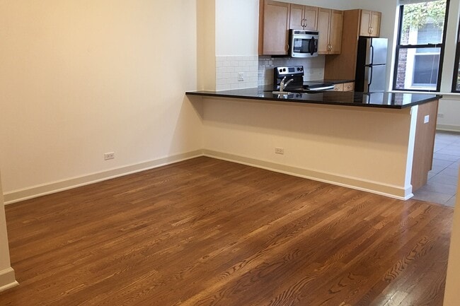 Interior Photo - 5326-5336 S. Greenwood Avenue