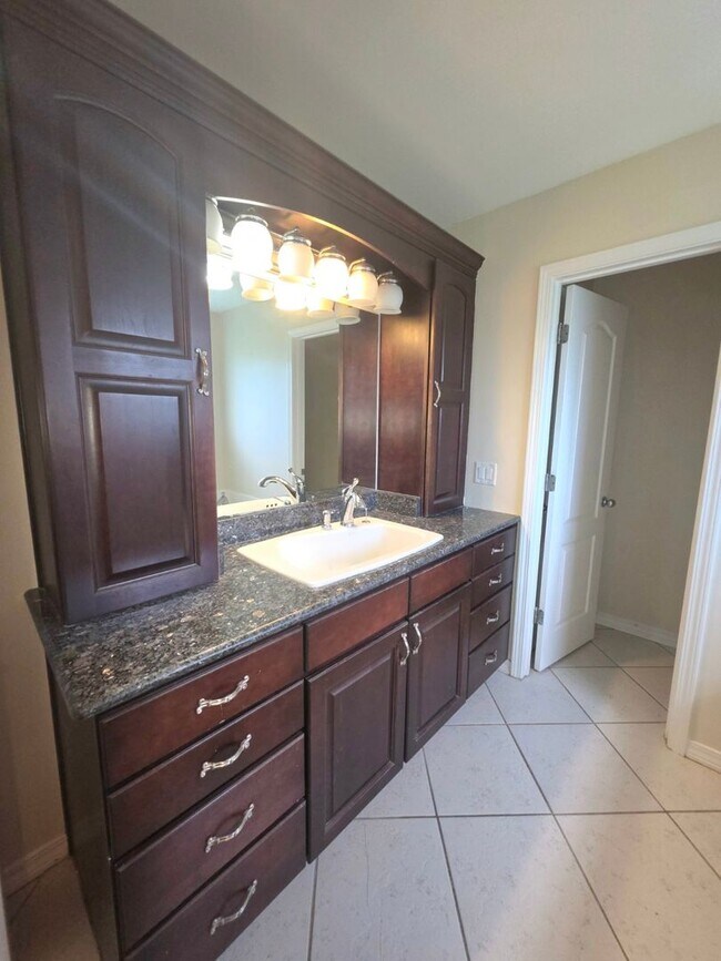 Building Photo - 3/2 Cul-de-Sac Home with Huge Fenced Yard ...
