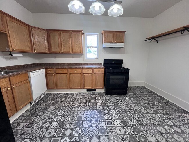 Building Photo - Recently Remolded Single Family Home within Blocks of Downtown Grand Rapids!