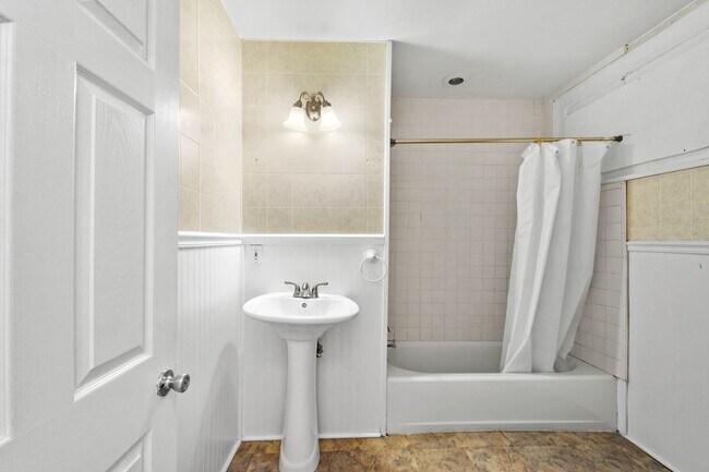 Building Photo - Stunning 4 bedroom home in Overbrook avail...