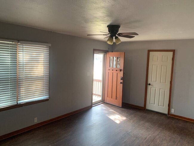 Building Photo - Charming 2-Bed with Bonus Space & Private ...