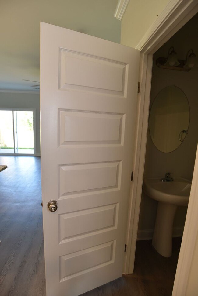 Building Photo - Beautiful Townhome Conveniently Located in The Heart Of Richmond Hill