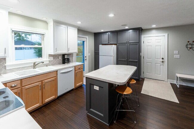 Building Photo - Spacious 4-Bedroom Home with Modern Amenit...