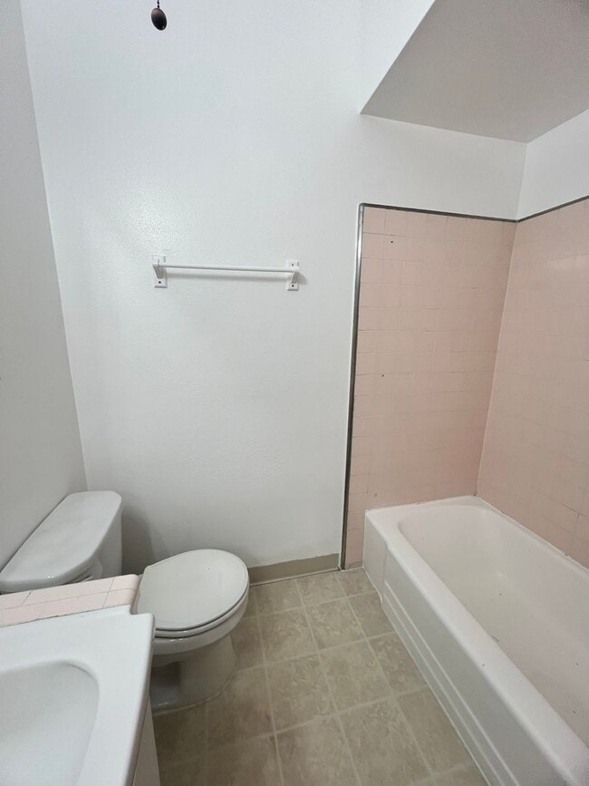 Building Photo - Midtown Ventura - Spacious one bedroom, one bath single level apartment