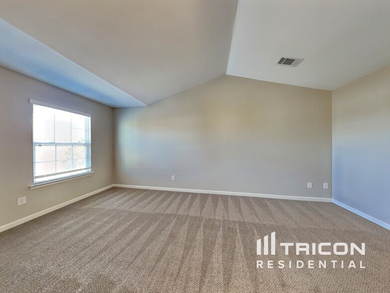 Building Photo - 2831 Village Center Dr