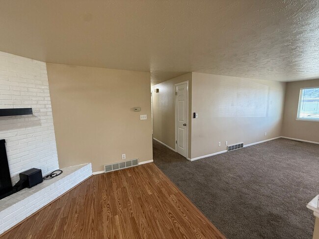 Building Photo - Charming, Updated Ranch-Style Home Near Lake Loveland