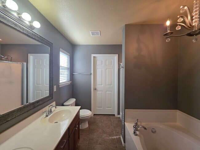 Building Photo - Beautiful home offers open floor plan with...