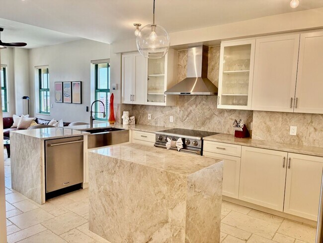 Building Photo - 930 Cape Marco Dr