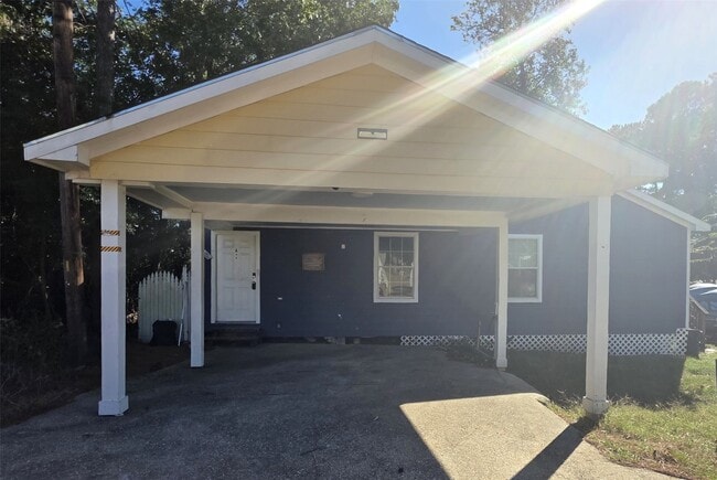 Primary Photo - 801 Queenswood St