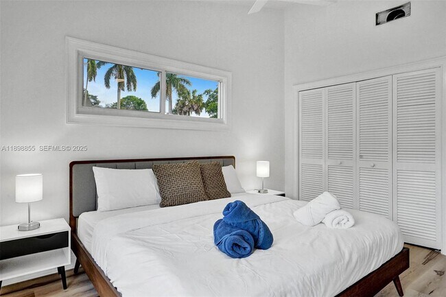 Building Photo - 2120 SW 28th Way