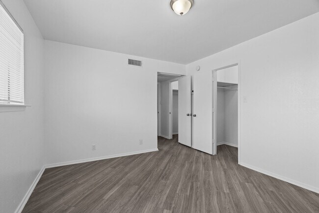 Building Photo - 320 E 4th St