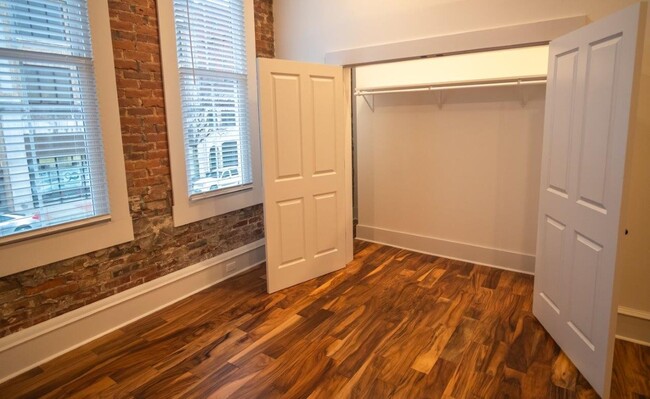 Building Photo - Downtown Luxury Loft Apartment