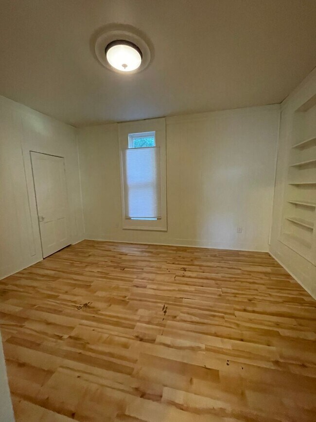 Building Photo - 5 Bedroom Available November