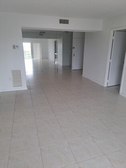 Building Photo - 4164 Inverrary Dr