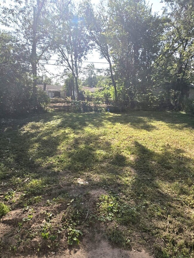 Building Photo - Enjoy this beautifully remodeled 3-bedroom...