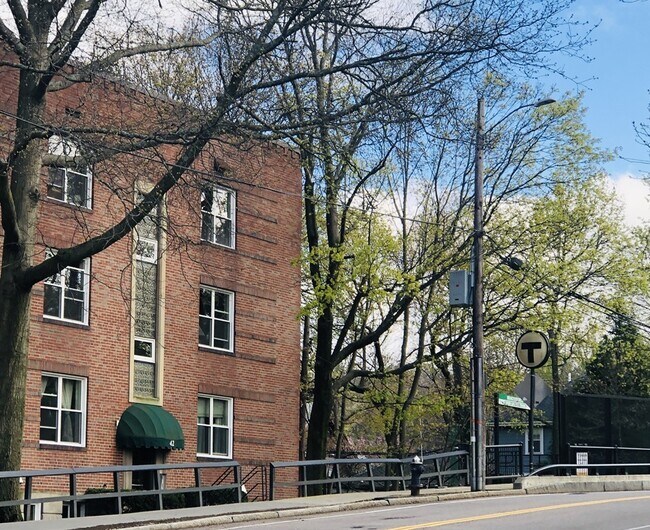 Building Photo - 150 Beaconsfield Rd